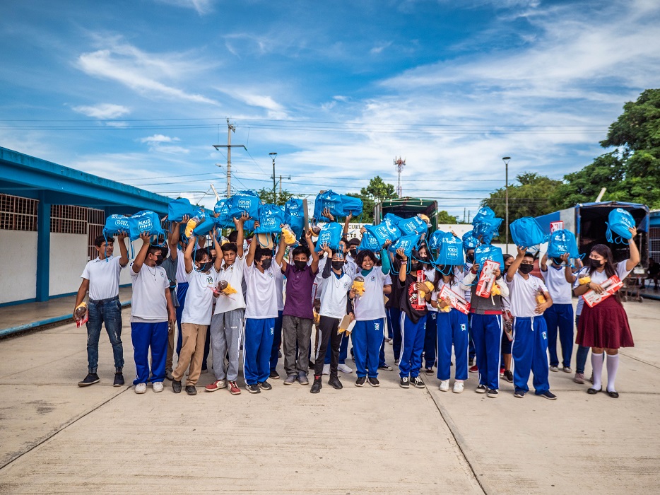 포에버리빙, 멕시코에 책가방 1,000개 기부