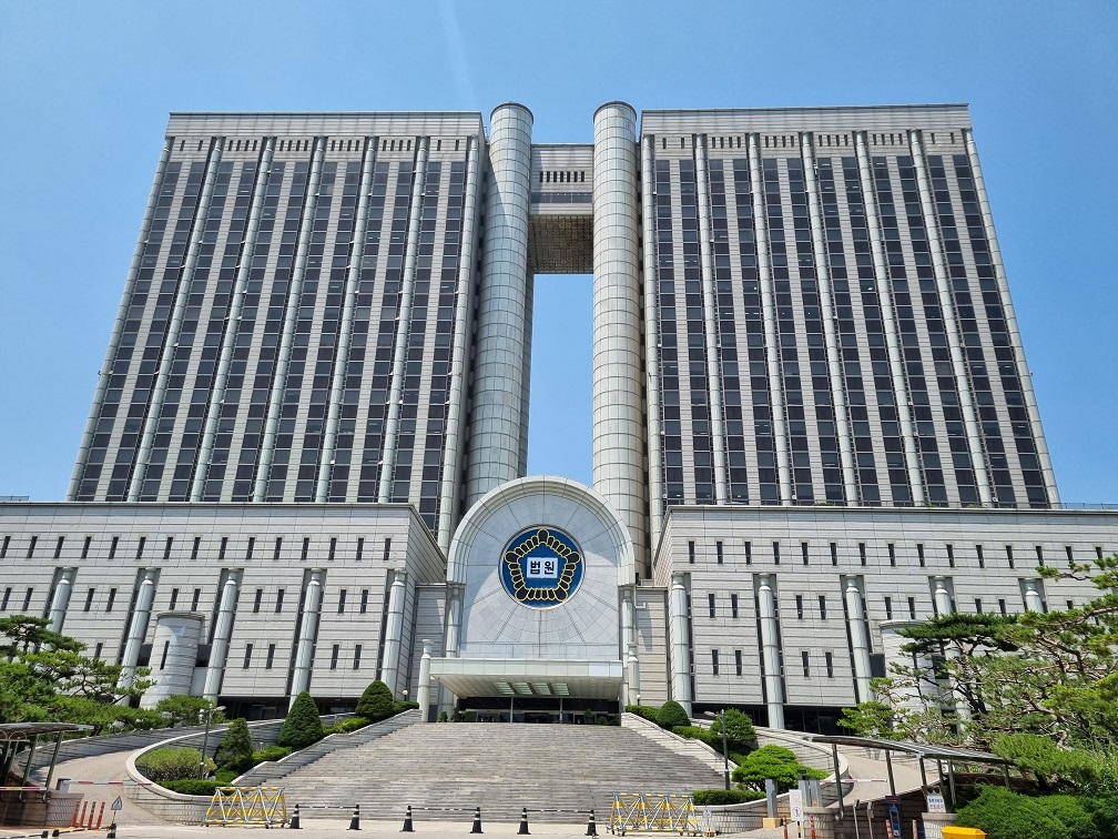 징역 7년 휴스템 이상은 대표, 강제추행 재판도 앞둬