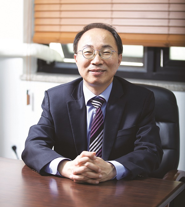 세찬 바람이 불어야 강한 풀을 알 수 있다