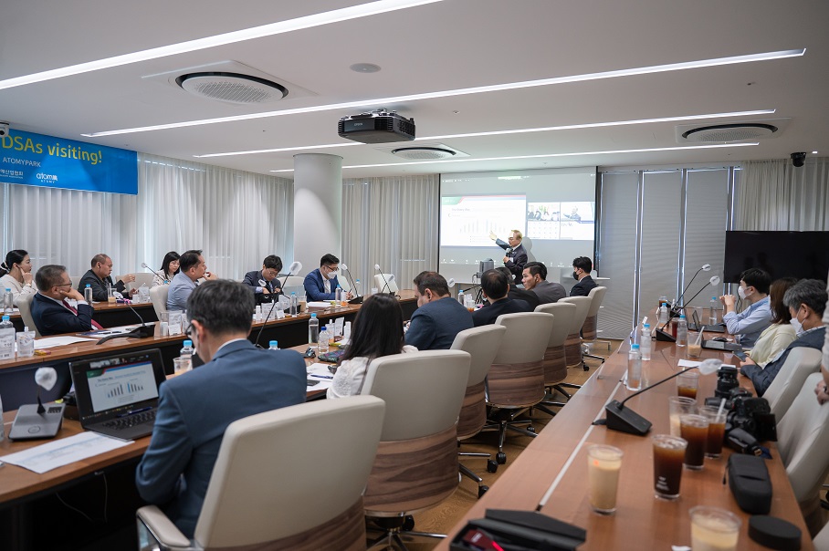 ASEAN DSAs Committee Meeting에서 박한 길 한국직접판매산업협회 회장이 강연을 하고 있다.
