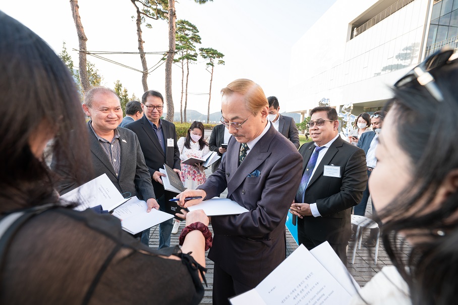 ASEAN 직판협회 회장단들이 박한길 회장의 논문에 사인을 요청하고 있다.