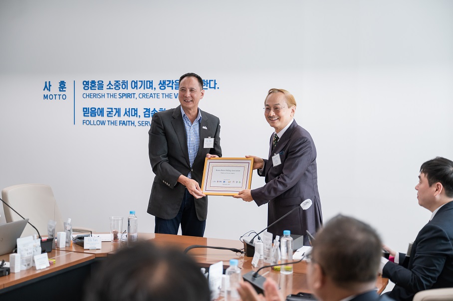 다툭 탄(좌)ASEAN 직접판매협회 회장이 박 한길 한국직접판매산업협회 회장에게 감사패를 증정하고 있다.