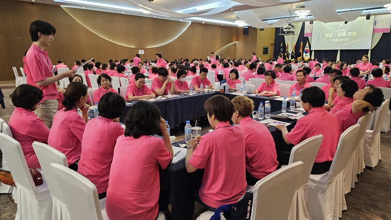 ‘성찰과 화해’의 시간에 편지를 낭독하고 있는 참석자들