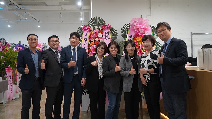 오픈식의 새로운 시작을 응원. 좌측 두번째 강석환 지사장, 전용석 대표