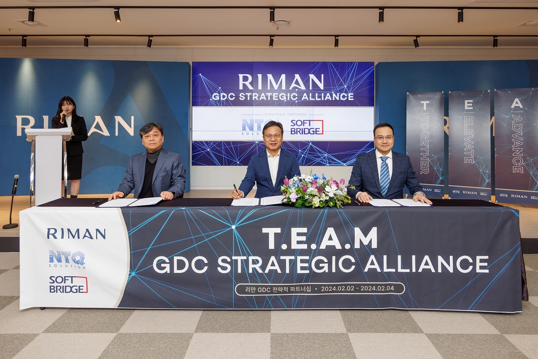 (왼쪽부터) 소프트브릿지 낭하석 대표(CEO) / 리만코리아 김경중 대표이사 / NTQ solution Pham Thai Son 대표(CEO)(사진: 리만코리아)