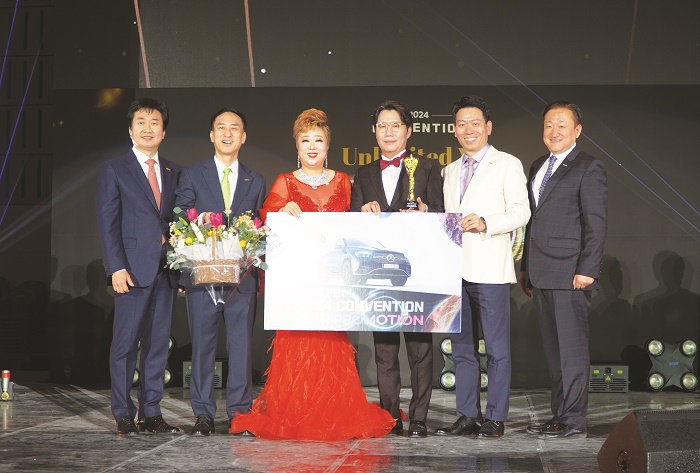 (사진 가운데) 크라운다이아몬드에 오른 이주연&조명환 사업자