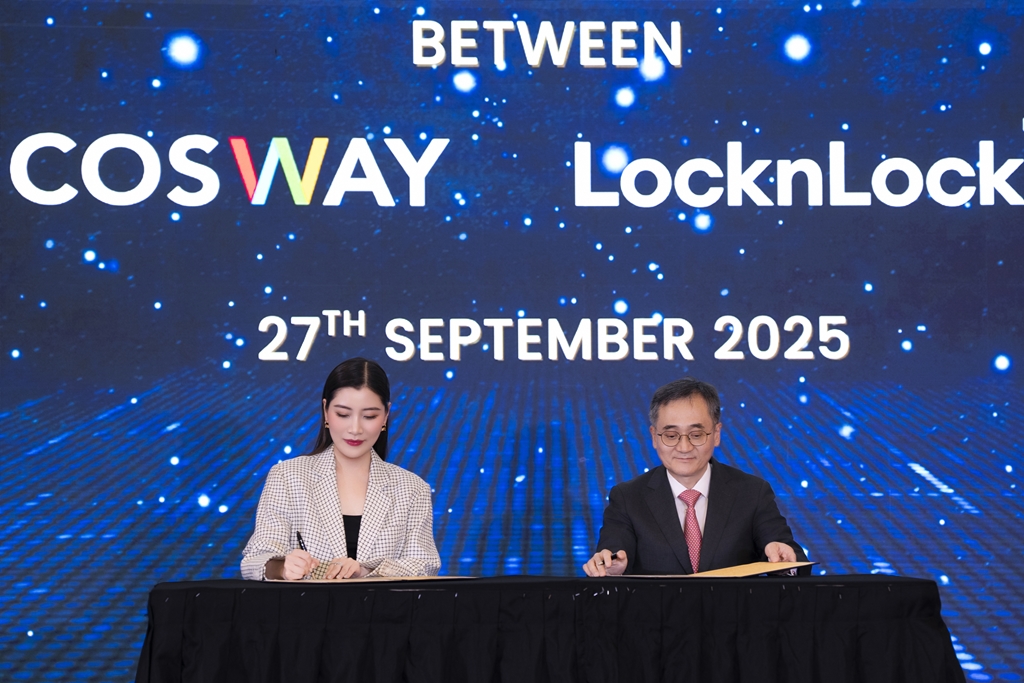 이영상 락앤락 대표(오른쪽)와 크리세스 탄 코스웨이 CEO가 업무협약을 체결하고 있다(사진: 락앤락)