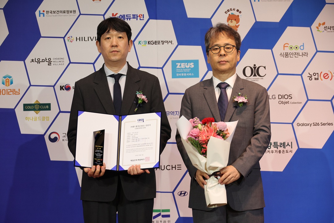 2026 국가대표브랜드대상 시상식에 참석한 하이리빙 영업마케팅팀 이택규 팀장(왼쪽)